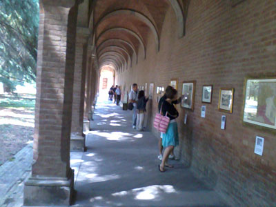 Sotto i portici visitatori interessati alla storia di Bologna e del suo territorio