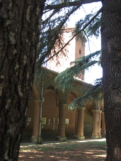 Scorcio del portico dal parco della tenuta di Tizzano